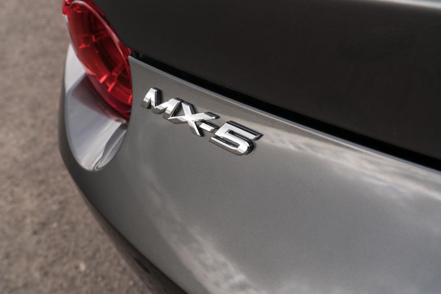 Логотип Mazda MX-5 Miata RF (ND) 2016 года  (NA) (фото 27 из 60)